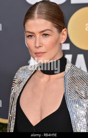 Beverly Hills, USA. 06th Jan, 2019. LOS ANGELES, CA. January 06, 2019: Rosamund Pike at the 2019 Golden Globe Awards at the Beverly Hilton Hotel.  © 2019 JRC Photo Library/PictureLux ALL RIGHTS RESERVED. Credit: PictureLux / The Hollywood Archive/Alamy Live News Stock Photo