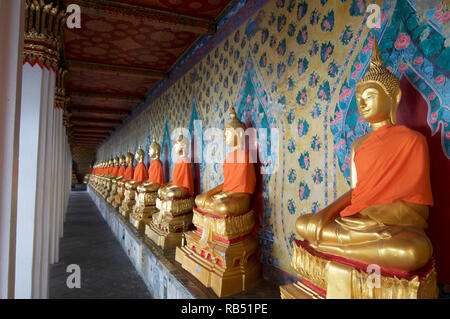 Row of the thai Buddha statues in buddhist temple Stock Photo - Alamy