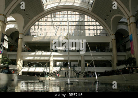 The dancing water fountains on The Avenue of Cleveland's Tower City Center Stock Photo