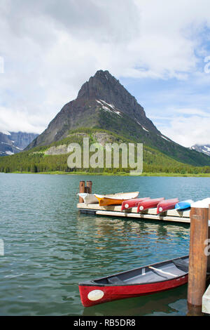 Canoe rental at Many Glaciers Hotel Stock Photo