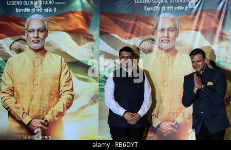 Mumbai, India. 7th Jan, 2019. Maharashtra State's Chief Minister Devendra Fadnavis (L) and Bollywood actor Vivek Oberoi pose for photos during the poster launch of upcoming film 'PM Narendra Modi', a biopic on Indian Prime Minister Narendra Modi, in Mumbai, India, Jan. 7, 2019. Vivek Oberoi portrays the character of Indian Prime Minister Narendra Modi in the film. Credit: Stringer/Xinhua/Alamy Live News Stock Photo