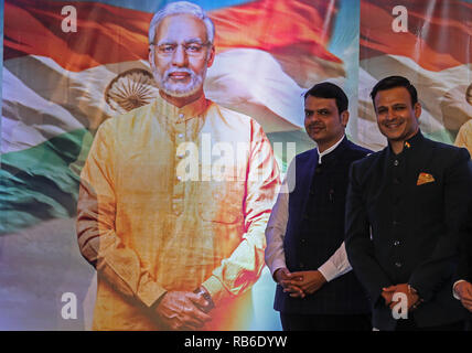 Mumbai, India. 7th Jan, 2019. Maharashtra State's Chief Minister Devendra Fadnavis (L) and Bollywood actor Vivek Oberoi pose for photos during the poster launch of upcoming film 'PM Narendra Modi', a biopic on Indian Prime Minister Narendra Modi, in Mumbai, India, Jan. 7, 2019. Vivek Oberoi portrays the character of Indian Prime Minister Narendra Modi in the film. Credit: Stringer/Xinhua/Alamy Live News Stock Photo