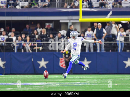 Dallas Cowboys offensive tackle Tyron Smith (77) runs onto the field prior  to an NFL Football game Houston Texans in Arlington, Texas, Saturday, Aug.  21, 2021. (AP Photo/Michael Ainsworth Stock Photo - Alamy