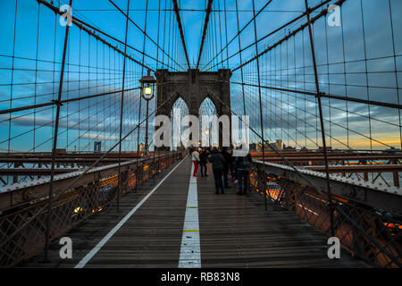 New York Usa 1 3 18 People Crossing The Bridge At Sunset Stock Photo Alamy