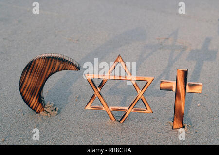Symboles interreligieux. Christianity, Islam, Judaism 3 monotheistic religions. Jewish Star, Cross and Crescent : Interreligious symbols. Stock Photo