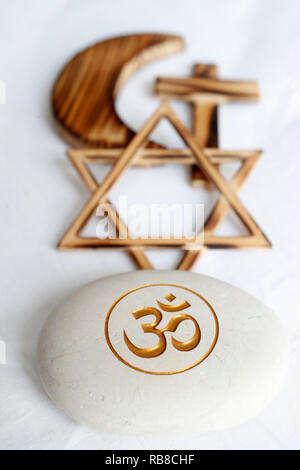 Symboles interreligieux. Christianity, Islam, Judaism, buddhism. Om, Jewish Star, Cross and Crescent : Interreligious symbols. Stock Photo