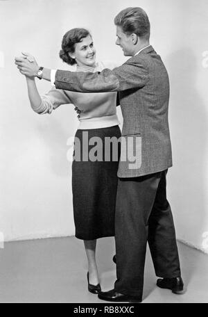 Learning to dance in the 1950s. A young copule is dancing. Sweden 1955 Stock Photo