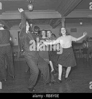 Jitterbug dance. A dance popularized in the United states and spread by American soldiers and sailors around the world during the Second world war. Pictured here a young couple when dancing the Jitterbug dance 1944.  Photo: Kristoffersson ref L2-6 Stock Photo