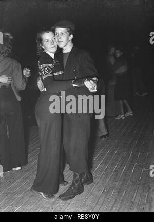 Dancing in the 1940s. A young couple at a dance holding each other close moving to the music.  Photo Kristoffersson Ref 188-9. Sweden 1940. Stock Photo