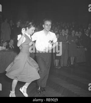 Jitterbug dance. A dance popularized in the United states and spread by American soldiers and sailors around the world during the Second world war. Pictured here the  young danish couple John Engklint and Margit Nielsen when dancing the Jitterbug dance 1948 during a competition dance event. Photo: Kristoffersson ref AM61-5 Stock Photo