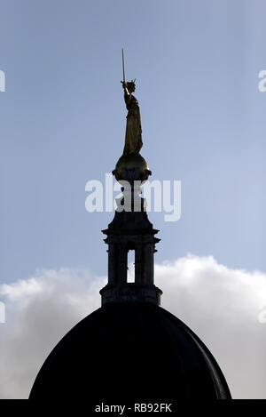 FW Pomeroy's Statue of Justice stands atop the Central Criminal Court building, Old Bailey, London. Stock Photo