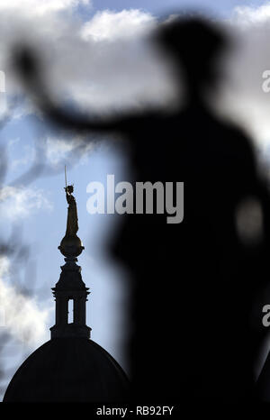 FW Pomeroy's Statue of Justice stands atop the Central Criminal Court building, Old Bailey, London. Stock Photo