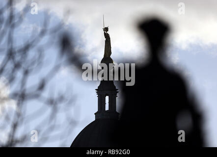 FW Pomeroy's Statue of Justice stands atop the Central Criminal Court building, Old Bailey, London. Stock Photo