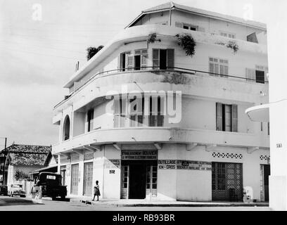 Dakar (Sénégal) in the 50's : Corner Rue Blanchot x Rue Victor Hugo Stock Photo