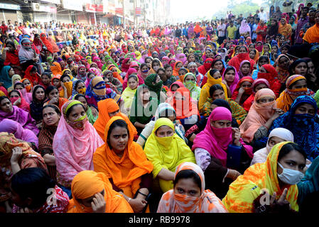 Dhaka, Bangladesh. 8th January, 2019. Bangladeshi garments worker block a road during a protest in Dhaka, Bangladesh, on 08, 2019. Hundreds of Garment workers have been protesting since 6 December to demand the government implement the new wage structure it has declared for the sector, including the minimum wage. Credit: Mamunur Rashid/Alamy Live News Stock Photo