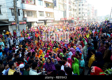 Dhaka, Bangladesh. 8th January, 2019. Bangladeshi garments worker block a road during a protest in Dhaka, Bangladesh, on 08, 2019. Hundreds of Garment workers have been protesting since 6 December to demand the government implement the new wage structure it has declared for the sector, including the minimum wage. Credit: Mamunur Rashid/Alamy Live News Stock Photo