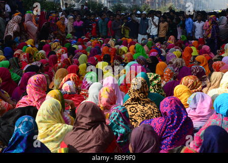 Dhaka, Bangladesh. 8th January, 2019. Bangladeshi garments worker block a road during a protest in Dhaka, Bangladesh, on 08, 2019. Hundreds of Garment workers have been protesting since 6 December to demand the government implement the new wage structure it has declared for the sector, including the minimum wage. Credit: Mamunur Rashid/Alamy Live News Stock Photo