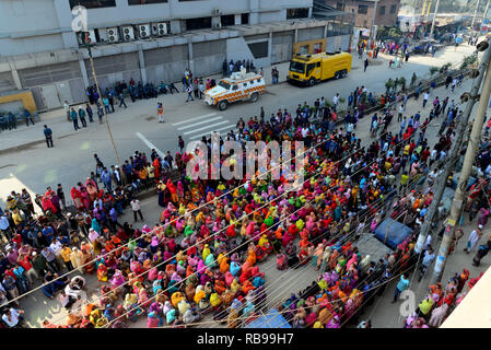 Dhaka, Bangladesh. 8th January, 2019. Bangladeshi garments worker block a road during a protest in Dhaka, Bangladesh, on 08, 2019. Hundreds of Garment workers have been protesting since 6 December to demand the government implement the new wage structure it has declared for the sector, including the minimum wage. Credit: Mamunur Rashid/Alamy Live News Stock Photo