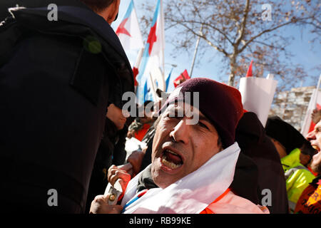 Madrid, Spain. 8th January, 2019. Concentration convened by Alcoa workers in Madrid, to demand measures from the Government that prevent the definitive closure of the factories. The concentration took place in front of the Ministry of Industry, Commerce and Tourism, on Jan 8, 2019 in Madrid, Spain Credit: Jesús Hellin/Alamy Live News Stock Photo