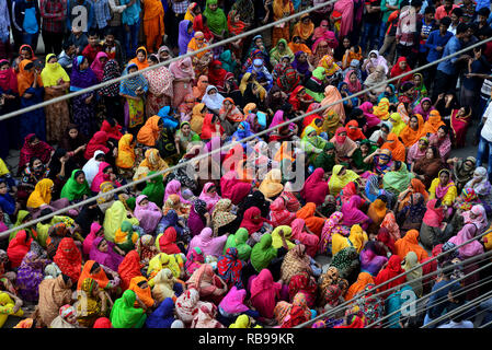 Dhaka, Bangladesh. 8th January, 2019. Bangladeshi garments worker block a road during a protest in Dhaka, Bangladesh, on 08, 2019. Hundreds of Garment workers have been protesting since 6 December to demand the government implement the new wage structure it has declared for the sector, including the minimum wage. Credit: Mamunur Rashid/Alamy Live News Stock Photo