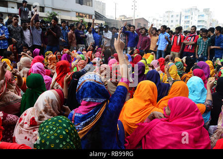 Dhaka, Bangladesh. 8th January, 2019. Bangladeshi garments worker block a road during a protest in Dhaka, Bangladesh, on 08, 2019. Hundreds of Garment workers have been protesting since 6 December to demand the government implement the new wage structure it has declared for the sector, including the minimum wage. Credit: Mamunur Rashid/Alamy Live News Stock Photo