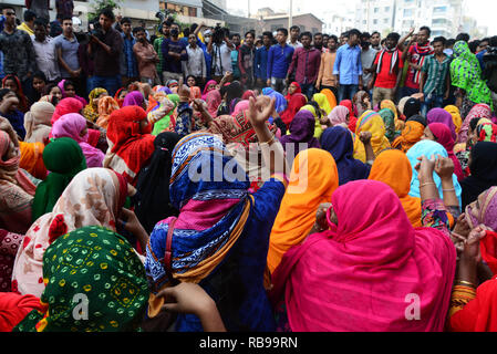 Dhaka, Bangladesh. 8th January, 2019. Bangladeshi garments worker block a road during a protest in Dhaka, Bangladesh, on 08, 2019. Hundreds of Garment workers have been protesting since 6 December to demand the government implement the new wage structure it has declared for the sector, including the minimum wage. Credit: Mamunur Rashid/Alamy Live News Stock Photo