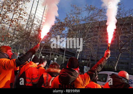 Madrid, Spain. 8th Jan, 2019. Concentration convened by Alcoa workers in Madrid, to demand measures from the Government that prevent the definitive closure of the factories. The concentration took place in front of the Ministry of Industry, Commerce and Tourism, on Jan 8, 2019 in Madrid, Spain Credit: Jesus Hellin/ZUMA Wire/Alamy Live News Stock Photo