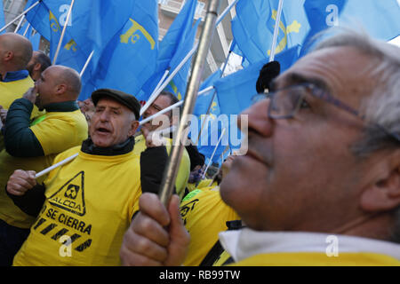 Madrid, Spain. 8th Jan, 2019. Concentration convened by Alcoa workers in Madrid, to demand measures from the Government that prevent the definitive closure of the factories. The concentration took place in front of the Ministry of Industry, Commerce and Tourism, on Jan 8, 2019 in Madrid, Spain Credit: Jesus Hellin/ZUMA Wire/Alamy Live News Stock Photo