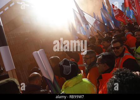 Madrid, Spain. 8th Jan, 2019. Concentration convened by Alcoa workers in Madrid, to demand measures from the Government that prevent the definitive closure of the factories. The concentration took place in front of the Ministry of Industry, Commerce and Tourism, on Jan 8, 2019 in Madrid, Spain Credit: Jesus Hellin/ZUMA Wire/Alamy Live News Stock Photo