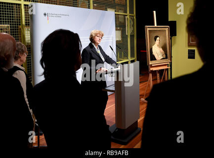 Berlin, Germany. 08th Jan, 2019. Monika Grütters (CDU), Minister of State for Culture, speaks at the presentation of the painting 'Portrait of a Sitting Young Woman/Portrait de jeune femme assise' by the artist Thomas Couture. The painting from the Gurlitt art find was identified as Nazi looted art and returned to the descendants. Credit: Britta Pedersen/dpa-Zentralbild/dpa/Alamy Live News Stock Photo