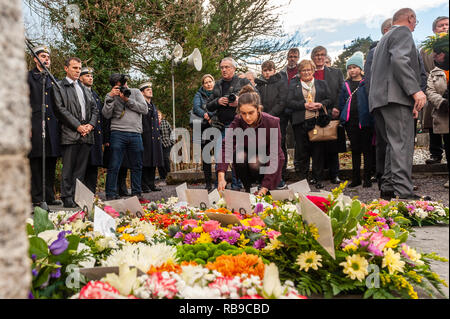 Bantry, West Cork, Ireland. 8th Jan, 2019. On the 40th Anniversary of the Whiddy Island disaster, in which the French oil tanker Betelgeuse exploded killing 50, a huge crowd attended the formalities in Abbey Graveyard, Bantry. A relative lays a wreath at the memorial.  Credit: AG News/Alamy Live News. Stock Photo