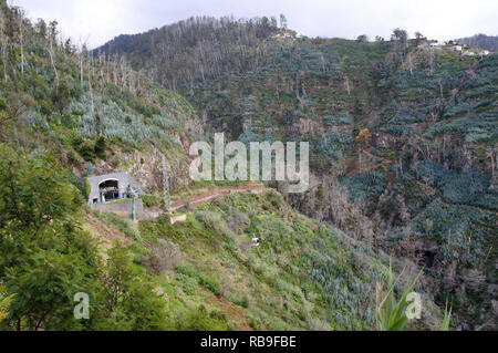 16 November 2018, Portugal, Funchal/Monte: A cable car runs from Monte to the Botanical Garden on the Portuguese island of Madeira. Photo: Holger Hollemann/dpa Stock Photo