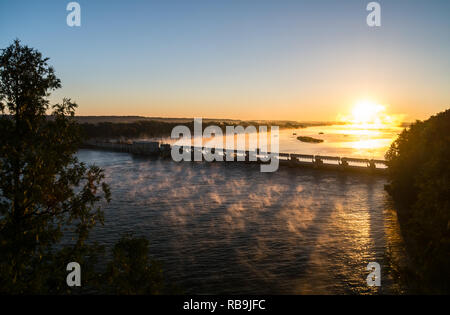 Overlooking the Illinois River on a beautiful fall/autumn morning as the sun slowly rises.  Starved Rock State Park, Illinois, USA. Stock Photo