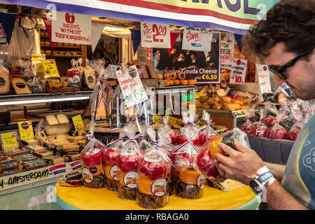 The Netherlands, Amsterdam, De Pijp district. Albert Cuyp market. Cheese market stall. Stock Photo