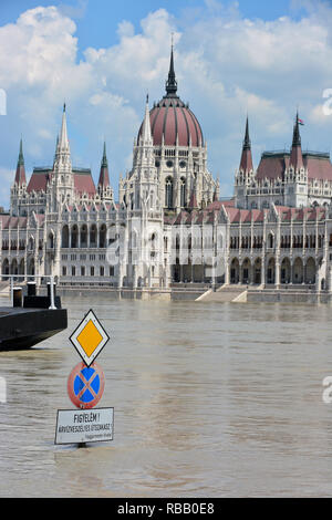 Hungarian Parliament Building - Országház, Danube river Flood in Budapest, 2013 June, Hungary, Magyarország, Europe. Arviz a Dunan Budapesten. Stock Photo