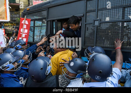 Kolkata, India. 08th Jan, 2019. A brawl between police and the protestors. Credit: Debarchan Chatterjee/Pacific Press/Alamy Live News Stock Photo