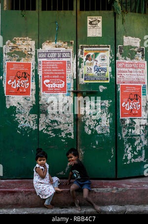 Kolkata, India. 08th Jan, 2019. Two children playing at the curb of a closed shop . Credit: Debarchan Chatterjee/Pacific Press/Alamy Live News Stock Photo