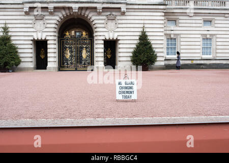 No guard change ceremony board outside Buckingham palace in London Stock Photo