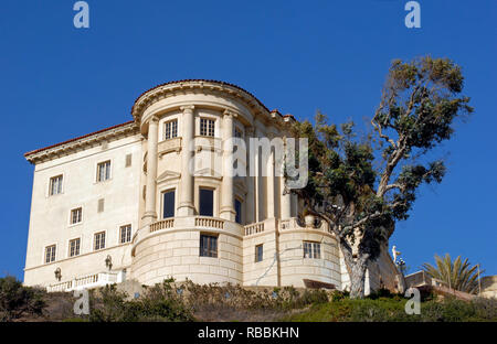 The landmark Villa de Leon in Pacific Palisades, CA, overlooks the Pacific Coast Highway. It is often mistaken for the nearby Getty Villa museum. Stock Photo