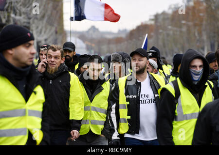 Fourth Saturday of protests by the Yellow Vest (Gilets Jaunes) movement against fuel taxes, the cost of living and the decline in purchasing power, on the Champs-Élysées in Paris, France.  Featuring: atmosphere Where: Paris, Île-de-France, France When: 08 Dec 2018 Credit: Frederic Vielcanet/Cover Images Stock Photo