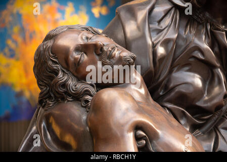 Bronze replica of Michelangelo's Pieta at Wally Findlay Galleries on Worth Avenue in Palm Beach, Florida. (USA) Stock Photo