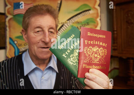 Kaub, Germany. 08th Jan, 2019. Winegrower Peter Josef Bahles shows passports of the 'Freistaat Flaschenhals', which look like official documents, but only offer menus or discounts in local restaurants. After the end of the First World War, a small strip remained between Lorch and Kaub after the demarcation by a cartographic carelessness, which was administered neither by the French nor by the American occupying power (Zu dpa 'Treppenwitz der Geschichte - Freistaat Flaschenhals' becomes 100). Credit: Thomas Frey/dpa/Alamy Live News Stock Photo