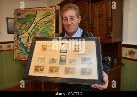 Kaub, Germany. 08th Jan, 2019. Winegrower Peter Josef Bahles shows historical banknotes of the 'Free State Bottle Neck'. After the end of the First World War, a small strip between Lorch and Kaub remained after the demarcation by a cartographic carelessness, which was administered neither by the French nor by the American occupying power. (Zu dpa 'Treppenwitz der Geschichte - Freistaat Flaschenhals' becomes 100). Credit: Thomas Frey/dpa/Alamy Live News Stock Photo
