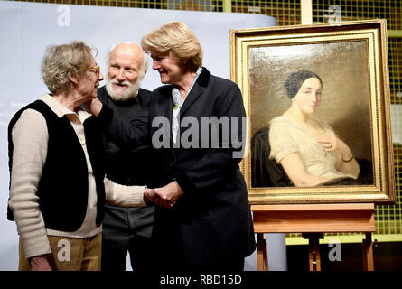 Berlin, Germany. 08th Jan, 2019. Minister of Culture Monika Grütters hands over the painting 'Portrait of a Sitting Young Woman/Portrait de jeune femme assise' by the artist Thomas Couture to the heirs Maria de las Mercedes Estrada and Wolfgang Kleinertz. Credit: Britta Pedersen/dpa-Zentralbild/dpa/Alamy Live News Stock Photo