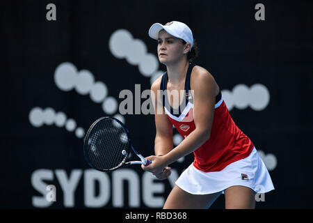 Sydney Olympic Park, Sydney, Australia. 9th Jan, 2019. Sydney International Tennis; Ashleigh Barty of Australia prepares to receive serve in her match against Simona Halep of Romania Credit: Action Plus Sports/Alamy Live News Stock Photo