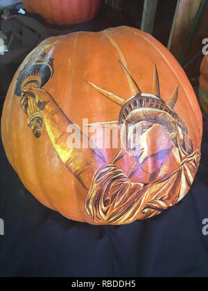 NEW YORK, USA: Statue of Liberty. THESE SPOOKTACULAR pumpkin carvings featuring intricate designs that took up to SIXTEEN-HOURS to perfect are sure to get you into the Halloween spirit. Stunning pictures show how the artist has carved a terrifyingly accurate Giger inspired Alien into the seasonal fruit, while some pumpkins depict Ghost Busters and the witches from Hocus Pocus. Other pumpkins have been emblazoned with the Hulk from the 2017 hit film, Thor: Ragnarok, Disney’s Moana and Star Wars’ Darth Vader in front of the Death Star. The Governor from zombie-series The Walking Dead, Barrack Ob Stock Photo