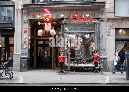 Ornate Christmas decorations outside LILLIE'S VICTORIAN ESTABLISHMENT on East 17th Street in downtown Manhattan, New York City. Stock Photo