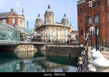 Hull Maritime Museum and Queen Victoria Square from Princes Quay, Kingston upon Hull, East Riding of Yorkshire, England, United Kingdom Stock Photo