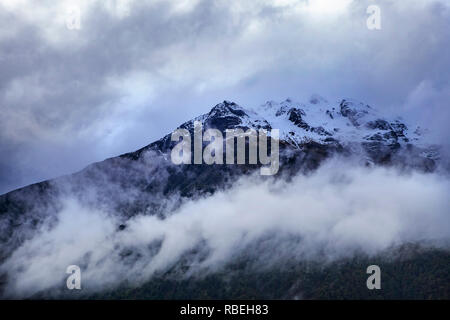 cloud and ice on peak of rock mountain in arthur's pass national park new zealand Stock Photo