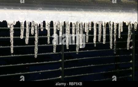 10 January 2019, München: Icicles hanging from a railing on the Hacker Bridge. Photo: Marco Krefting/dpa/Alamy Live News/Alamy Live News Stock Photo
